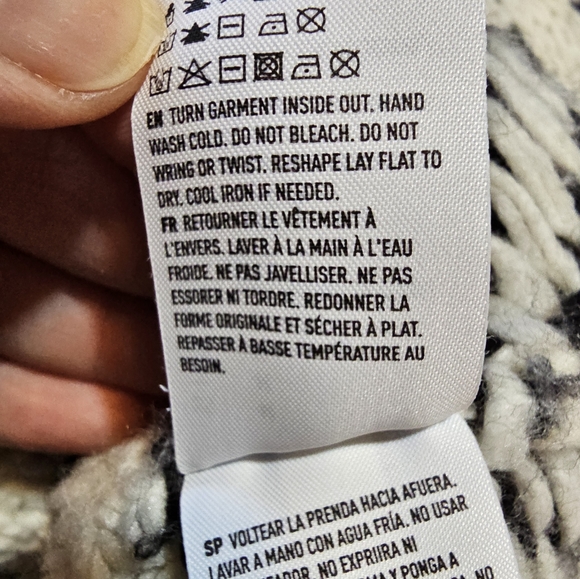 2/$20 American Eagle M Thick Sweater - Picture 6 of 10